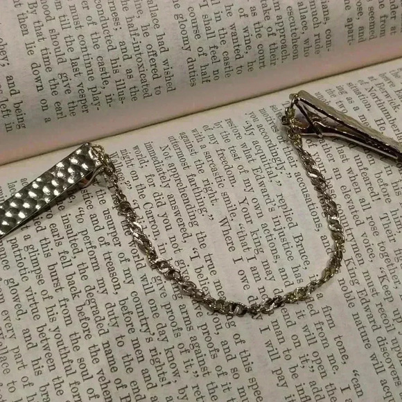 Vintage goldtone sweater clips - Picture 9 of 9